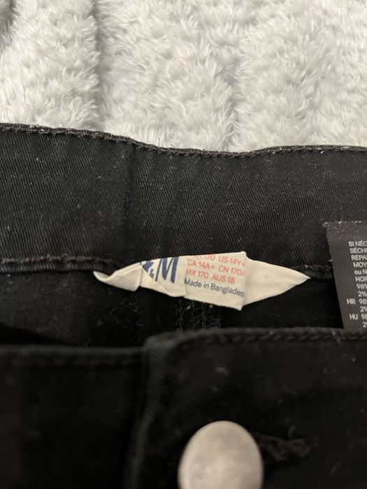 czarne jeansowe spodenki z haftem