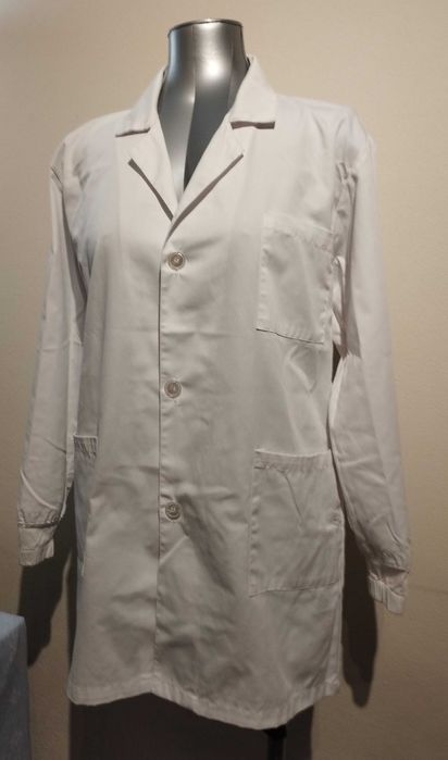 Bata branca em sarja com bolsos aperta com botões