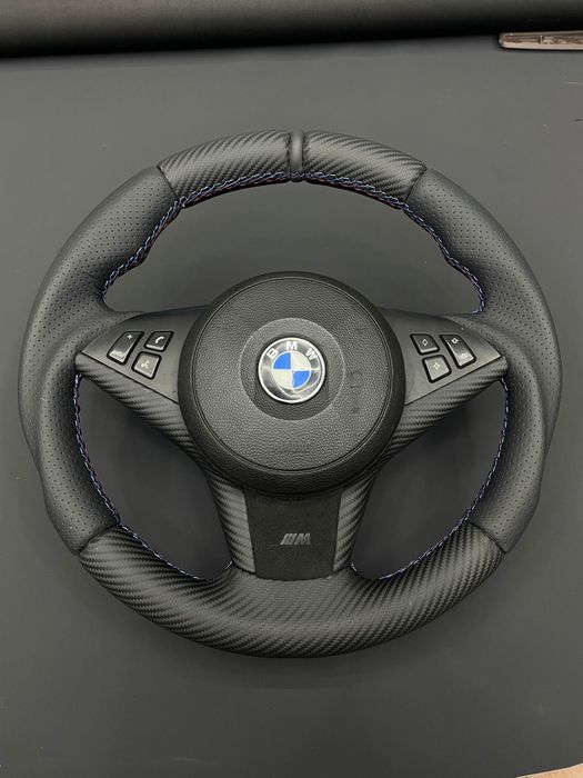 Apresentamos  volante BMW E 60  estofado em pele perfurada e carbono,