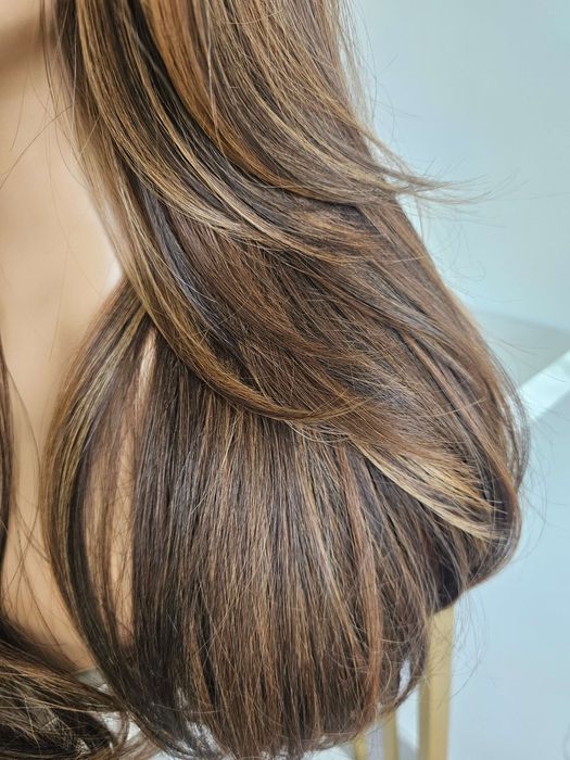 Peruka premium hair lace front Roberta czekoladowy brąz z karmelowymi refleksami naturalny efekt