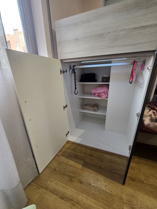 Cama beliche c 2 colchoes, closet  e 2 gavetas . Cores neutras