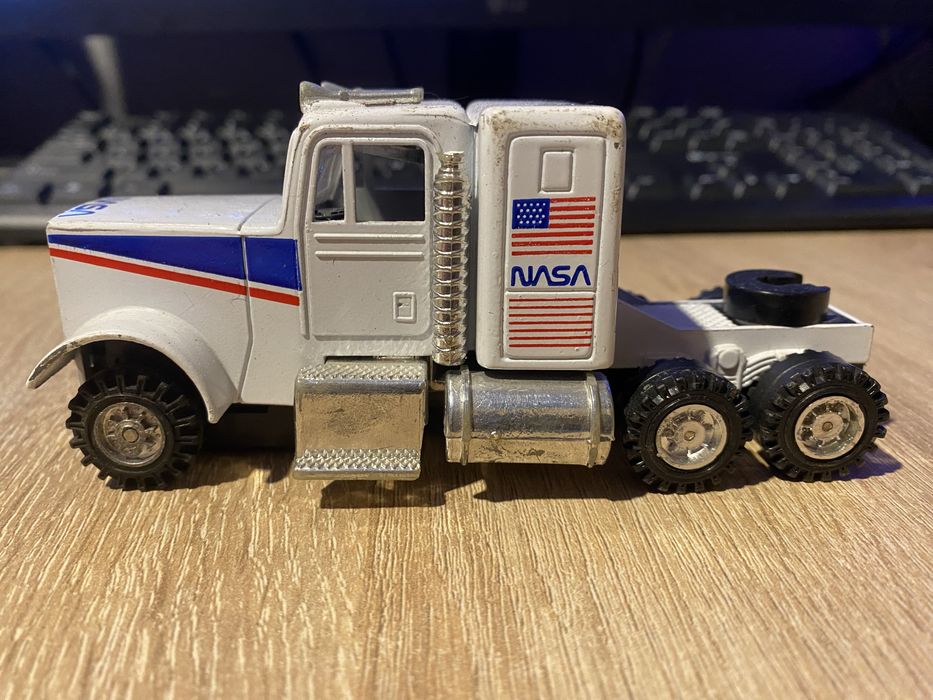 Amerykański ciagnik siodlowy McToy