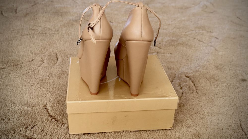 Новые туфли на танкетке