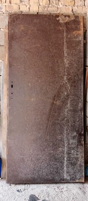 Продам металеву дверь