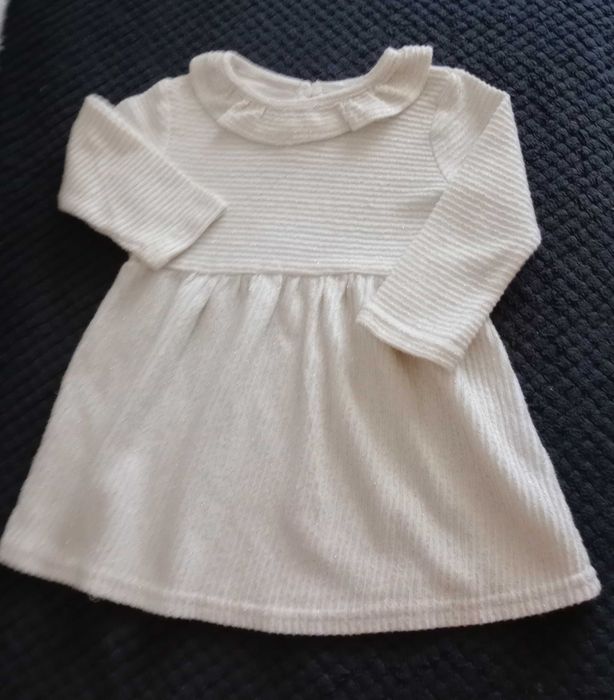 Vestido Bebé bege, com fio dourado, folho decote 6 meses - 68 cm