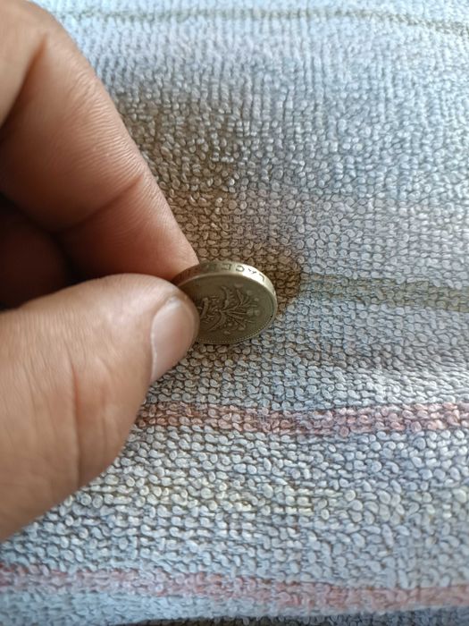 Moeda livra Elizabeth ll com erro na escrita