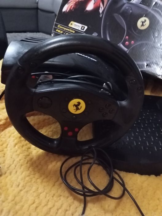 Volante Thrustmaster Ferrari GT Experience – PS3 / PC com Pedais