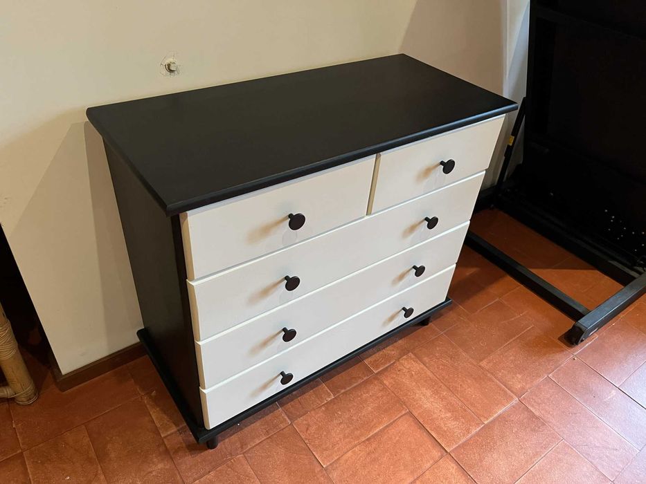 Cómoda em madeira maciça