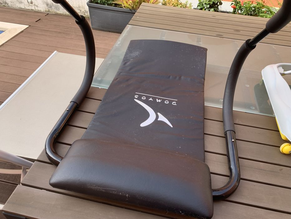 Máquina de abdominais da marca Domyos.