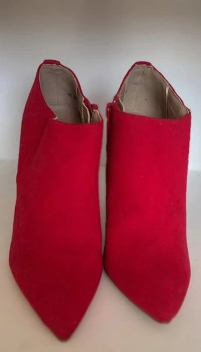 Rewelacyjne zamszowe czerwone szpilki R. 38