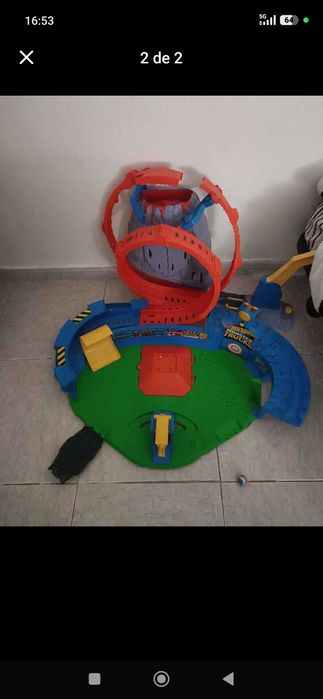 Cama solteiro e brinquedos