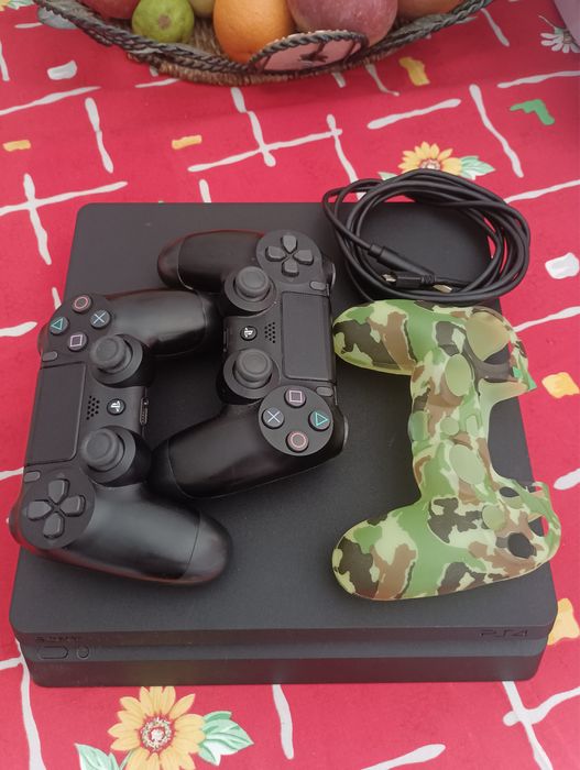PS4 1Tb com 2 comandos e 1 capa