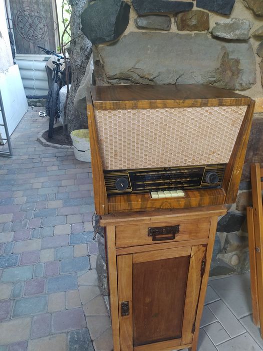 Радіола з програвачем в доброму стані