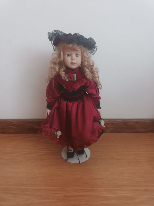 Boneca de porcelana feita á mão