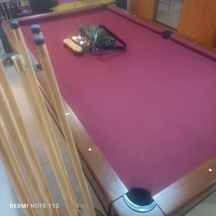 Mesa Snooker  com 8 tacos e suporte tacos