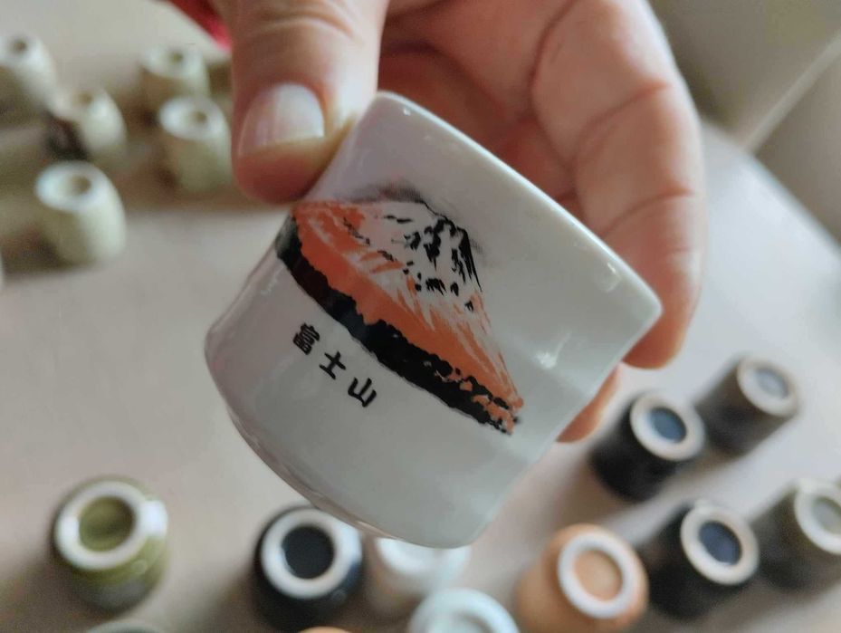 Conjunto de 24 copos de saquê  + 10 garrafas saquê cerâmica japonesa.