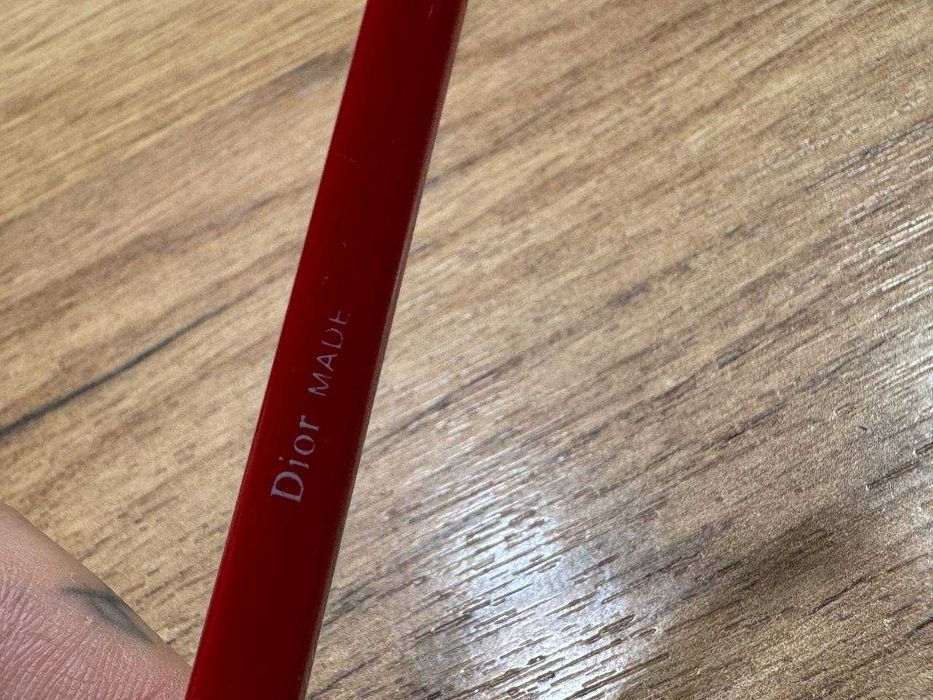 сонцезахисні окуляри чорно-червоні