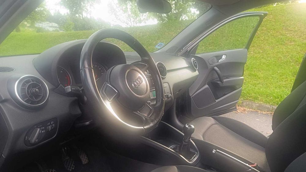 A1 sportback, carro em bom estado de conservação, conduzido por não fumador, conduzido maioritariamente em auto-estrada.