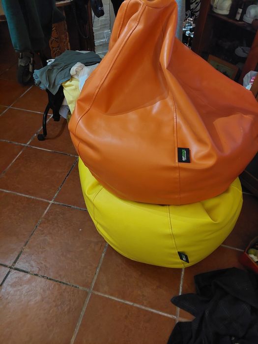 2 puffos laranja e amarelo