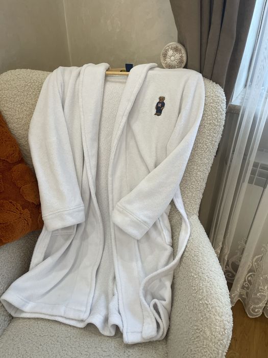Оригінальний брендовий білий халат від Polo Ralph Lauren із фірмовою вишивкою ведмедика на грудях.