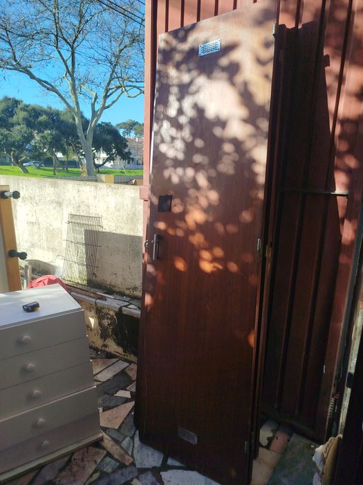 Porta a abrir para a esquerda