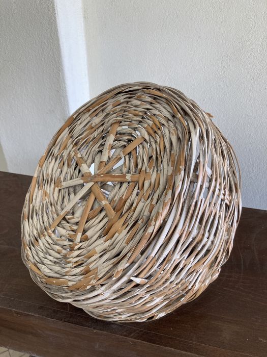 Cesta antiga em vime, com pegas