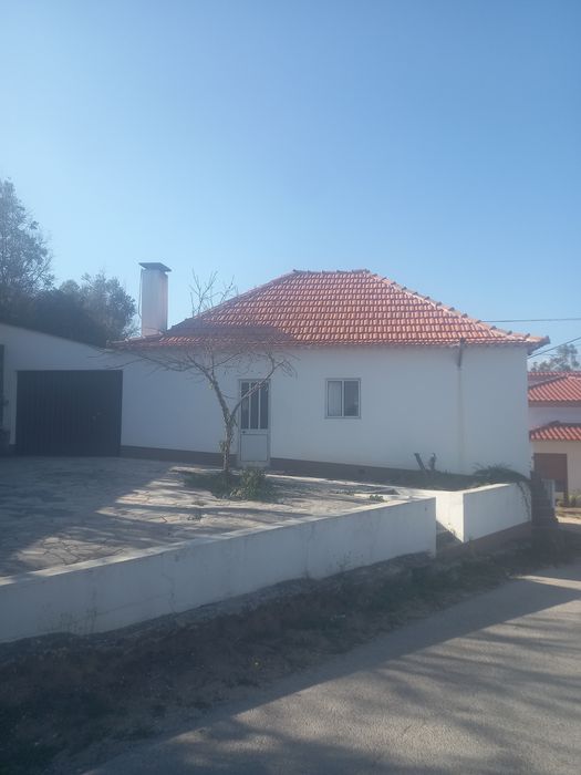 Arrenda-se moradia T3
