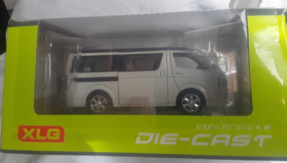 Carro Miniatura Toyota Hiace Diecast XLG 1/32