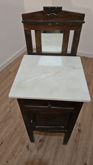 Mesa de Cabeceira Antiga