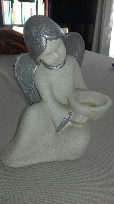 Anjo decorativo em pedra trabalhada