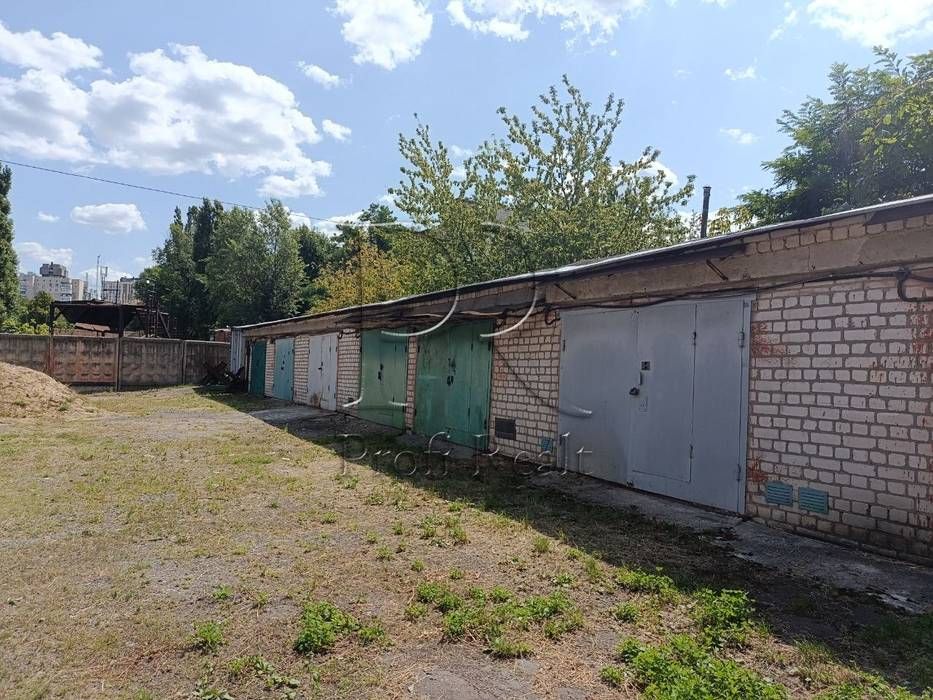 Продам бетонний гараж Солом'янський р-н/Фучика