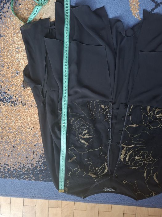 Elegancka czarna bluzka z transparentnymi rękawami i złotym haftem