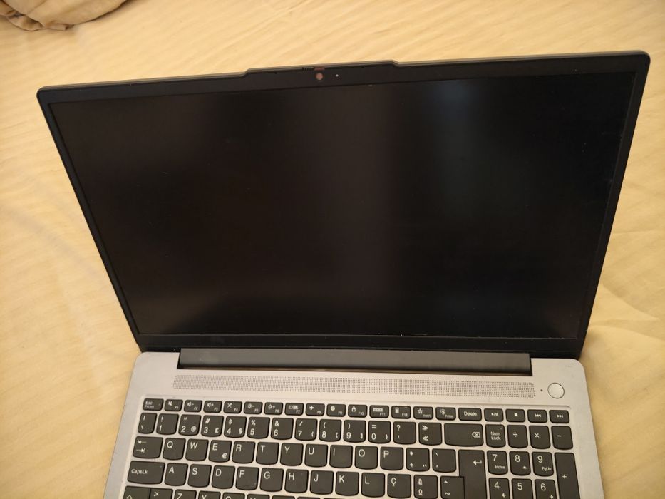 Lenovo IdeaPad Slim 3 15IRH8