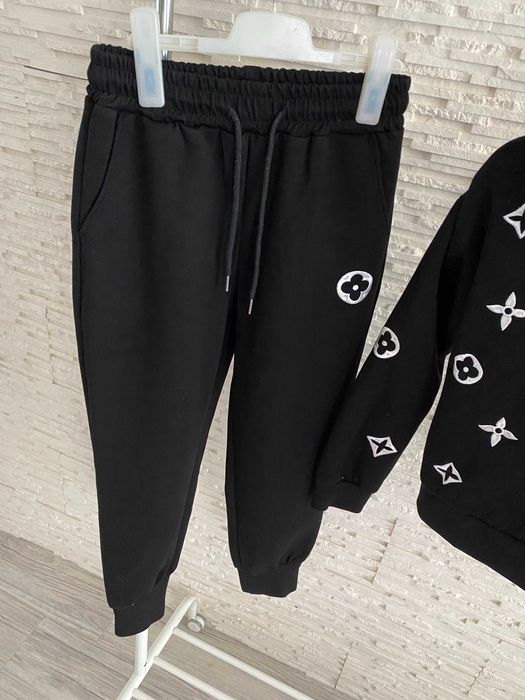 Mięsisty dresik czarny set z printem sportowy set M