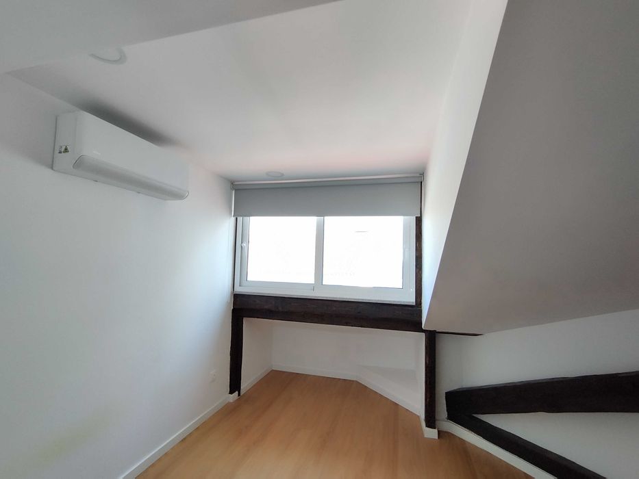 Arrenda-se T4 duplex, novo, em construção moderna. Elegante, confortável e espaçoso.