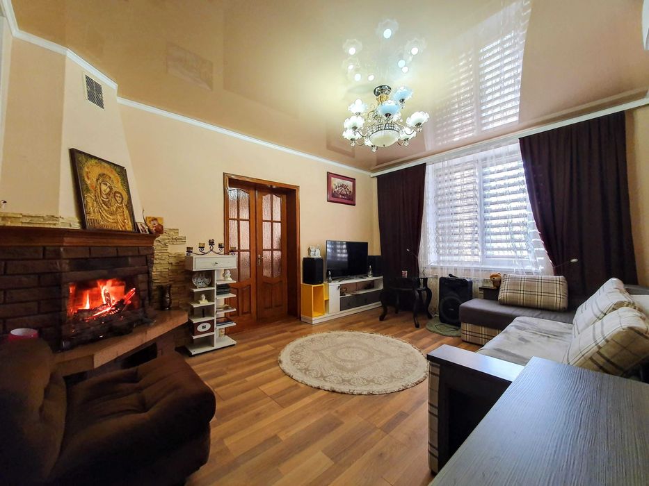 Здається 4-х кімнатний БУДИНОК в ЦЕНТРІ міста р-н вул. ГЕРОЇВ МАЙДАНУ.