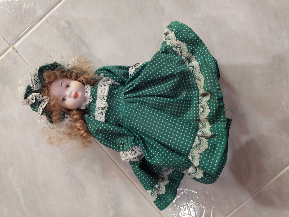 pequena boneca porcelana