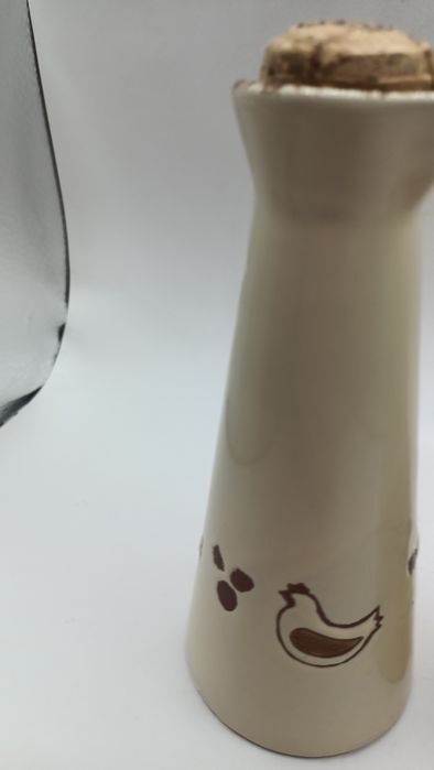 Dwa pojemniki butelki na ocet , olej kury drób koloru kremowego