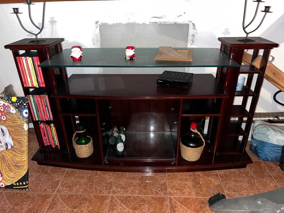 Móvel de sala em madeira com prateleira em vidro