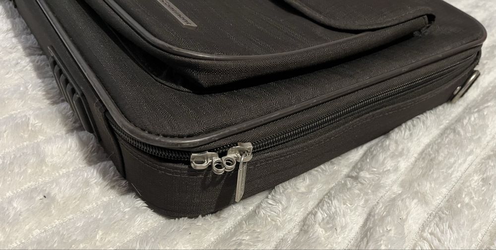 Brązowa sztywna torba na laptopa 17’ Continental