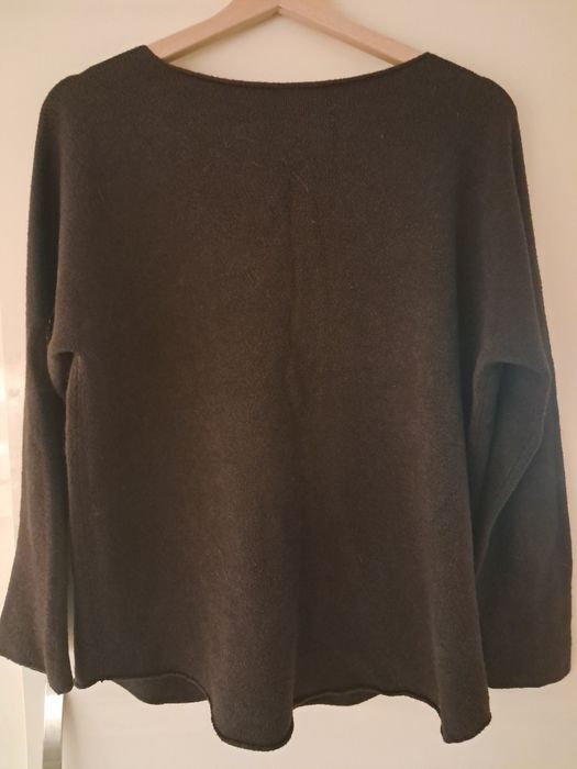 Sweter w serek czekoladowy brąz