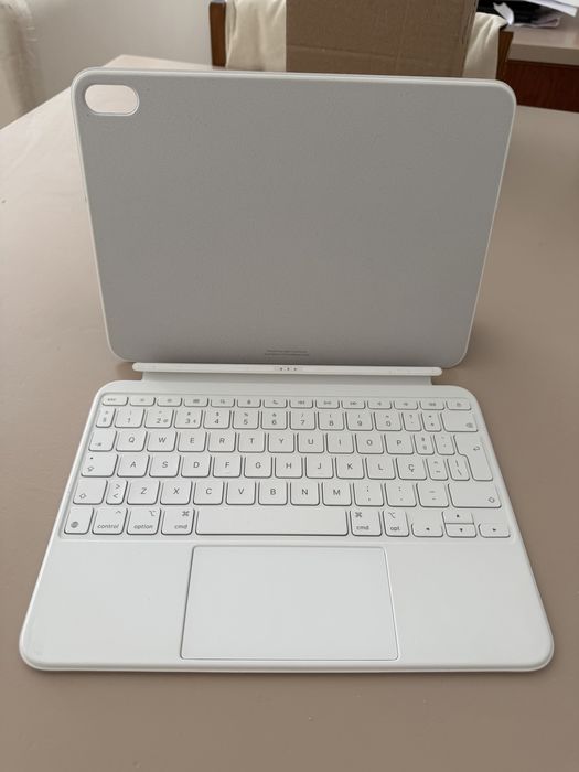 iPad Magic Keyboard Folio 2025