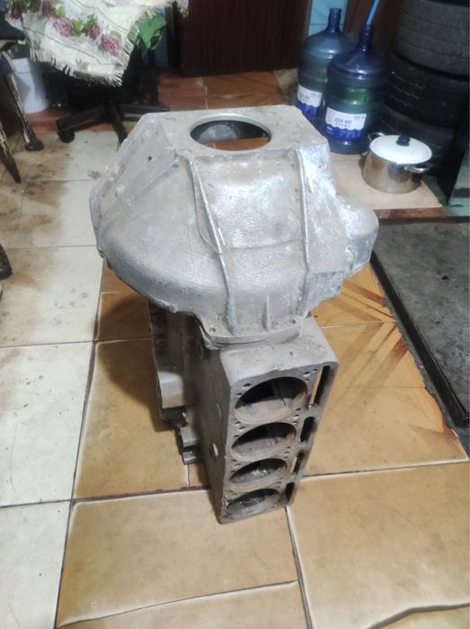 Чугунный блок рядного 4-цилиндрового двигателя
