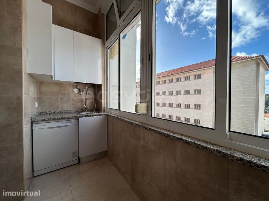 Apartamento T1+1, versátil, com vista desafogada em Campo de Ouriqu...