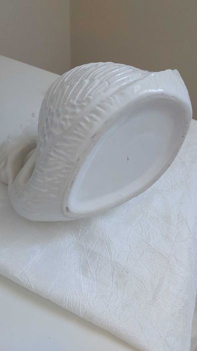 Лебідь фарфор статуетка