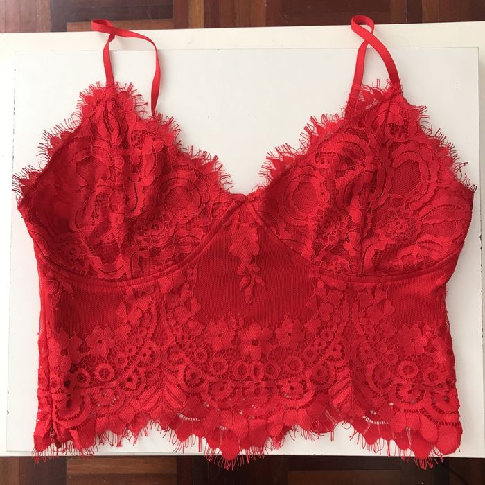 Top de renda vermelho e branco + saia de folhos