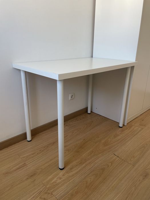 Mesa IKEA. Dimensoes na foto