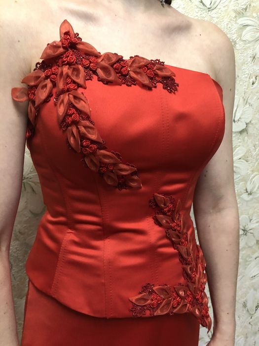 Платье подружки невесты. Красный костюм для дружки.