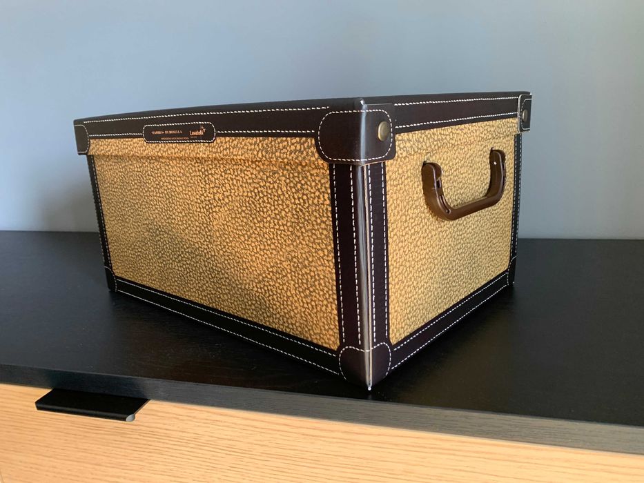 Caixa decorativa em cartão.