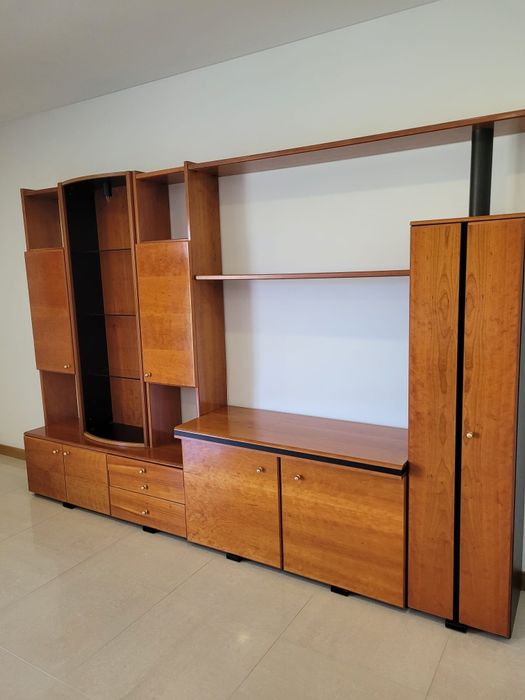 Armário espaçoso de sala